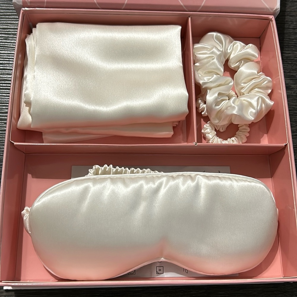 Silk mask, pillow case, and scrunchie set NEW